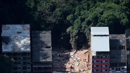 Vista aérea de los dos edificios derrumbados en Río de Janeiro.