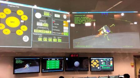 Fotografía cedida por Israel Aerospace Industries (IAI) que muestra el centro de control de SpaceIL en Yahud (Israel).