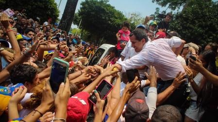 Juan Guaidó saluda sus seguidores durante un acto en la Plaza Bolívar de Machiques.