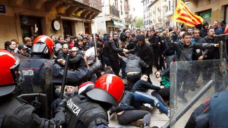 La Ertzaintza carga contra manifestantes tras el mitin de Ciudadanos en Rentería