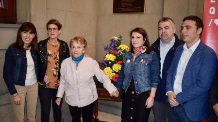Lastra, cuando a Chivite y otros dirigentes socialistas, en el zaguán del Ayuntamiento de Pamplona tras el homenaje a socialistas asesinados y represaliados de la República.
