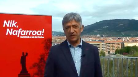 Koldo Martínez, junto al Archivo de Navarra, con el fuerte San Cristóbal al fondo.