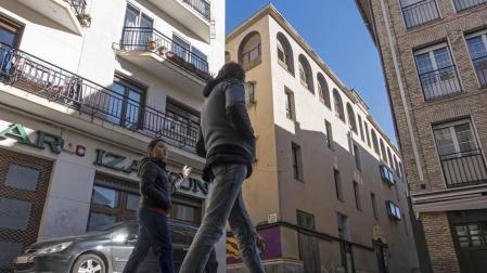 El gaztetxe se equipara a los bares tras una noche de ruido y suciedad