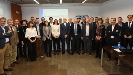 De izda. a dcha.: Liborio Oficialdegui (Granja los Alecos), Álvaro Miranda (Mancomunidad Comarca de Pamplona), Arturo Resano (Volkswagen Navarra), Cristina Lecumberri (Alinar), Aida Loperena (AVIR Smart Comfort), Félix Guindulain (Jofemar), Javier Vidorreta (Vidorreta Design), Jesús Pérez-Llano (TedCas), Itziar Maestrojuan (Anteral), Roberto Sabalza (Siemens Gamesa), Marta Díez (TedCas), Jon Asín (BeePlanet), Carlos Fernández Valdivielso (CEN), Agustín Idareta (BeePlanet), Juan Miguel Floristán (Florette), Jorge Labarta (Quant), Juan José Suárez (Azkoyen), Joseba Martikorena (Martiko), José Ignacio Pérez de Albéniz (ARPA Abogados y Consultores), Alfredo Arbeloa (Grupo AN), Alicia López de Ocáriz (CINFA), Alfonso Antoñanzas (Exkal), David Iranzo (GM Global Solutions), Fernando Armendáriz (Arpa Abogados y Consultores) y José Luis Larríu (CaixaBank).