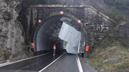 El viento provoca la caída de la tela asfáltica del techo del túnel de Eugi