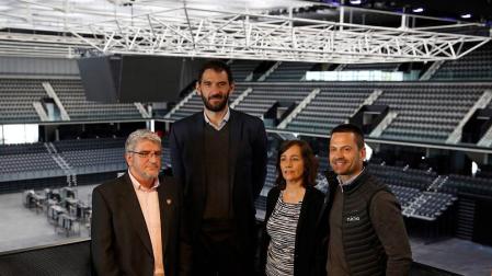 El presidente de la Federación Española de Baloncesto, Jorge Garbajosa (2i), acompañado de la consejera de Cultura, Deporte y Juventud del Ejecutivo foral, Ana Herrera, del director de Navarra Arena, Moncho Urdiáin (d) y del directivo de la Federación Navarra de Baloncesto, José Javier Echeverría (i), en el Navarra Arena.