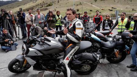 Albert Rivera celebra un acto electoral con motoristas en el mirador de Ángel Nieto, cerca del puerto de la Cruz Verde de Madrid.