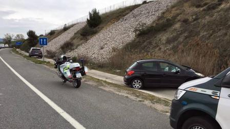 La Guardia Civil, junto al coche accidentado en Cizur.