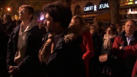 Un 'Ave María' contra el espanto del fuego en Notre Dame