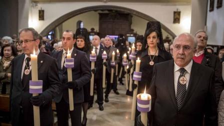 Multitud de pamploneses han esperado la llegada de la comitiva, encabezada por delegación del alcalde por el edil Iñaki Cabasés