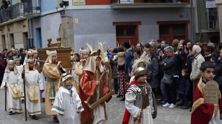 Los 12 pasos que componen la procesión han desfilado por las calles del Casco Antiguo de la capital foral.