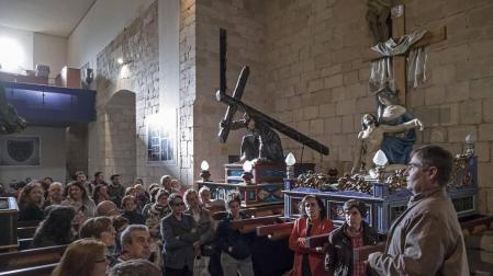 La Vera Cruz completa aforo en la visita al Santo Sepulcro de Estella