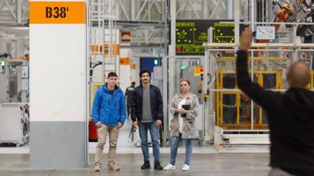 El actor Chino Darín visita Volkswagen Navarra y conoce cómo fabrican el T-Cross