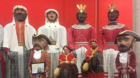 Representantes de la Comparsa recoge el homenajea a Tadeo Amorena, creador de los Gigantes de Pamplona