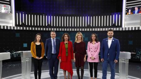Irene Montero (Unidas Podemos), Aitor Esteban (PNV), Maria Jesús Montero (PSOE), Cayetana Álvarez de Toledo(PP), Inés Arrimadas (Ciudadanos) y Gabriel Rufian (ERC),i-d, poco antes del debate electoral que protagonizaron esta noche en TVE.