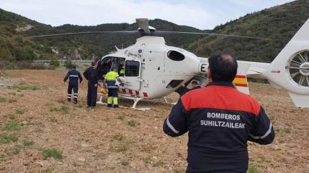 Rescatado en helicóptero un motorista tras salirse de la vía en Ekai y caer por un barranco