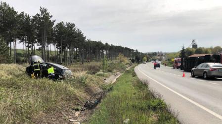 El camión, a la derecha, ha volcado y el coche ha quedado fuera de la calzada.