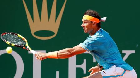 El tenista Rafa Nadal devuelve la bola al búlgaro Grigor Dimitrov durante su encuentro del torneo de Montecarlo