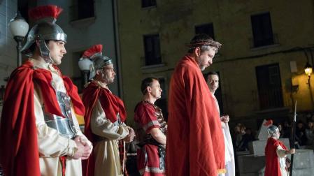 Alrededor de 80 personas escenificaron este miércoles en Tudela la Pasión de Jesús.