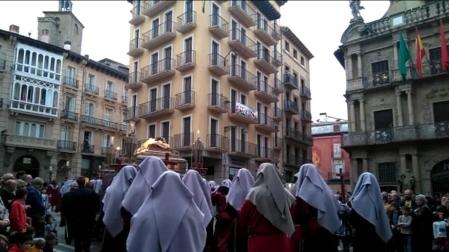 Vídeo del canto al paso de El Sepulcro, al cruzar la plaza Consistorial