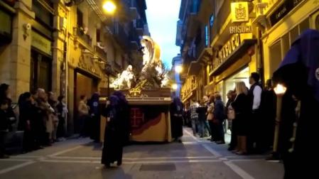 Así se avisan los porteadores cuando retoman el desfile