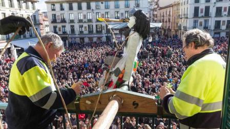 Imágenes de esta fiesta que se celebra el Sábado Santo en la plaza de los Fueros.