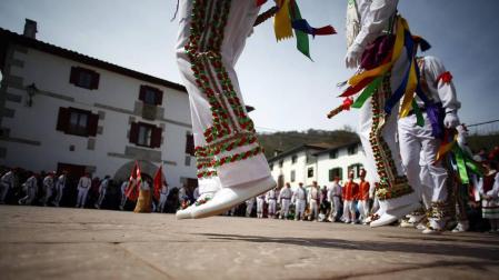 La tradición exige que los dantzaris recorran las calles y bajen también bailando el puerto de Ibañeta