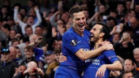Azpilicueta se abraza a Pedro tras un tanto del delantero.