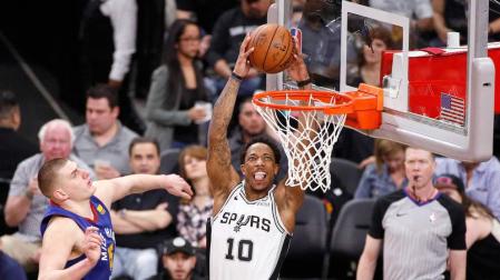 DeMar DeRozan machaca la canasta ante la mirada de Jokic.