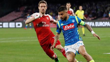 Monreal disputa un balón a Lorenzo.