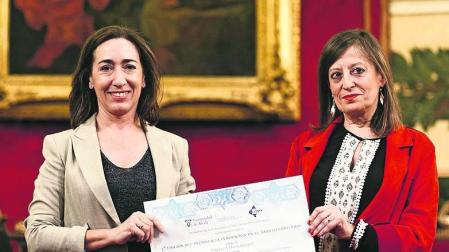 La jefa del servicio de Farmacia Maite Sarobe (izda) recoge el premio.