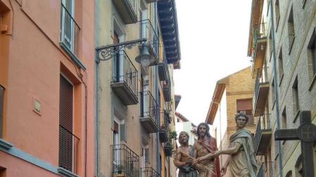 Los portadores del 'Ecce Homo' esperan en la calle Dormitalería la salida de la procesión del Santo Entierro