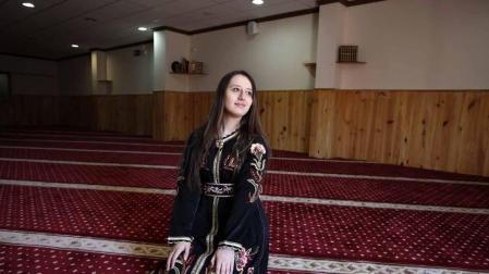 En el interior de la mezquita de Marcilla se escuchan voces de inquietud de un grupo de jóvenes, navarras y musulmanas. en mitad de una corriente de islamofobia, alimentada en esta campaña electoral por declaraciones desde un partido político ultraconservador, dicen sentirse víctimas.
