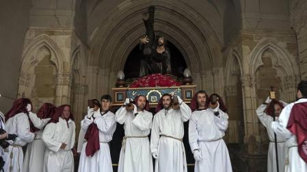 Multitudinario acto de Semana Santa celebrado por las calles de la localidad este Viernes Santo, 19 de abril.