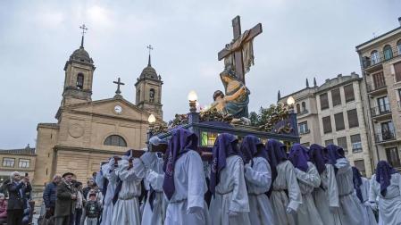 Multitudinario acto de Semana Santa celebrado por las calles de la localidad este Viernes Santo, 19 de abril.