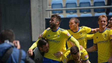 El Cádiz disfruta de la racha de Machís y el Extremadura asalta Riazor