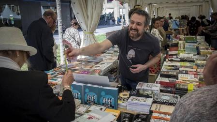 Numeroso puestos de librerías ofrecieron descuentos a los navarros en la Avenida Carlos III