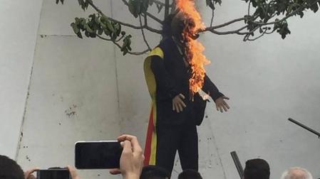 El alcalde de Coripe resta importancia a la quema del muñeco de Puigdemont
