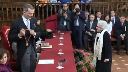 Los Reyes entregan el Premio Cervantes a la poetisa uruguaya Ida Vitale
