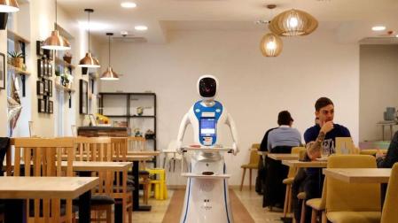 ¿Un camarero robot? En Budapest unos robots sirven los pedidos