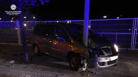 Un menor de 17 años choca con un árbol y una farola en Buztintxuri