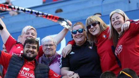 Fotos del búscate en la grada del Osasuna - Deportivo