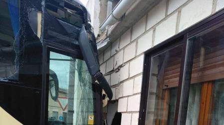 Un autobús se empotra en Milagro contra una casa