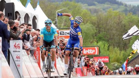 Alaphilippe celebra su victoria en el Muro de Huy ante el danés Jakob Fuglsang.