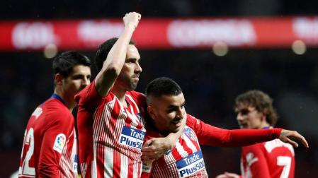 El Atlético gana al Valencia y aplaza el título del Barcelona