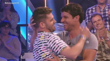 Un abrazo altera las hormonas de los seguidores de El Conquis