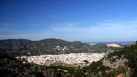 Muere un hombre en Alicante tras despeñarse su coche por un barranco
