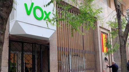 Vox denuncia un ataque "a martillazos" a su sede nacional