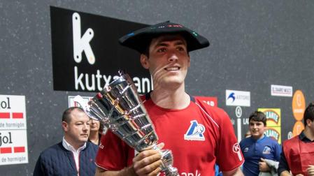 Beñat Rezusta, con la txapela y la copa de campeón de Parejas.