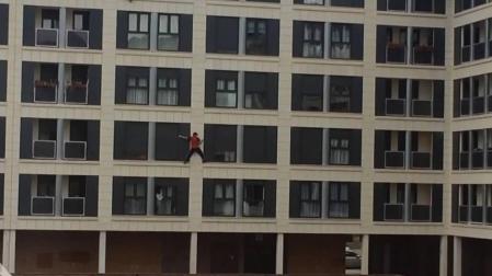 Cae de un 2º piso cuando caminaba por el alféizar de la ventana en Buztintxuri